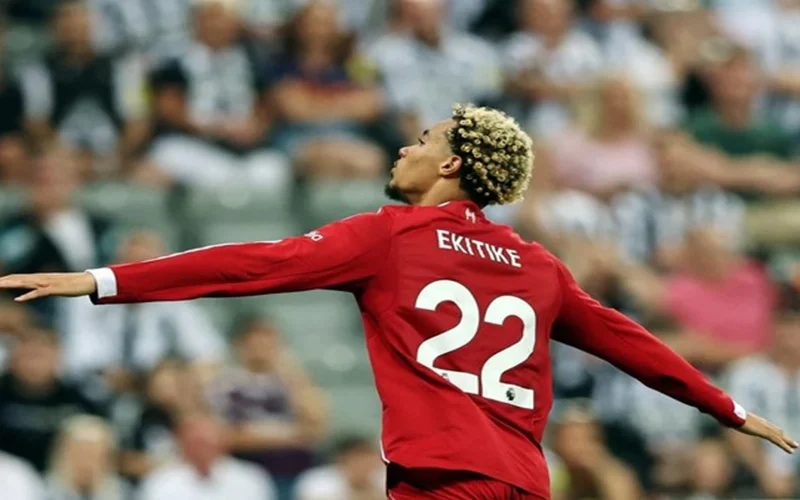 إيكيتيكيه يحقق تقدمًا ملحوظًا باتباع نصائح أرني سلوت في الدوري